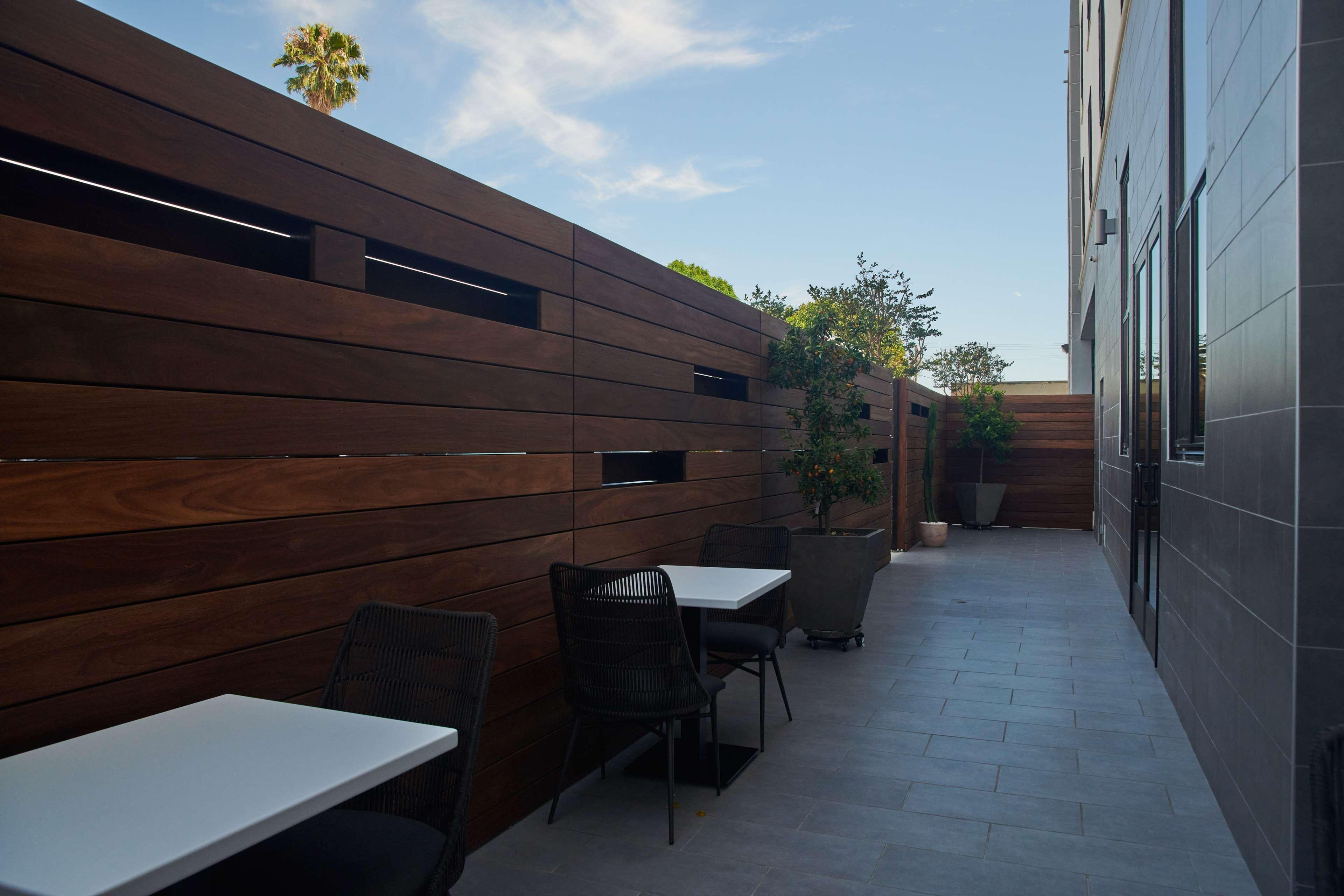 Hampton Inn & Suites Sherman Oaks Los Angeles Exterior photo